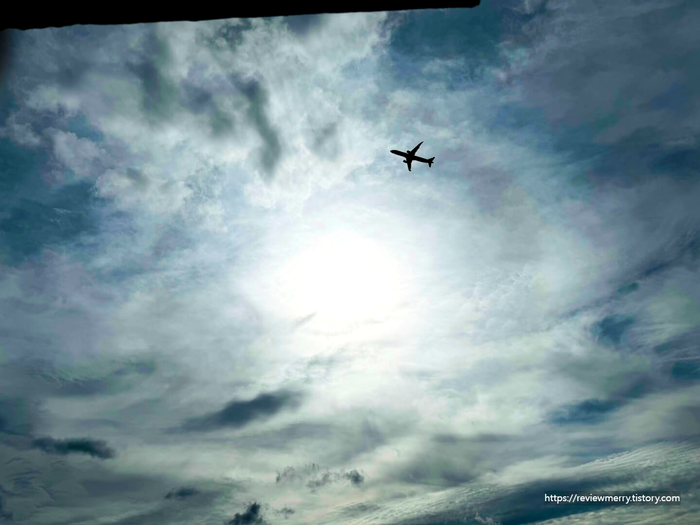 날아가는 비행기사진