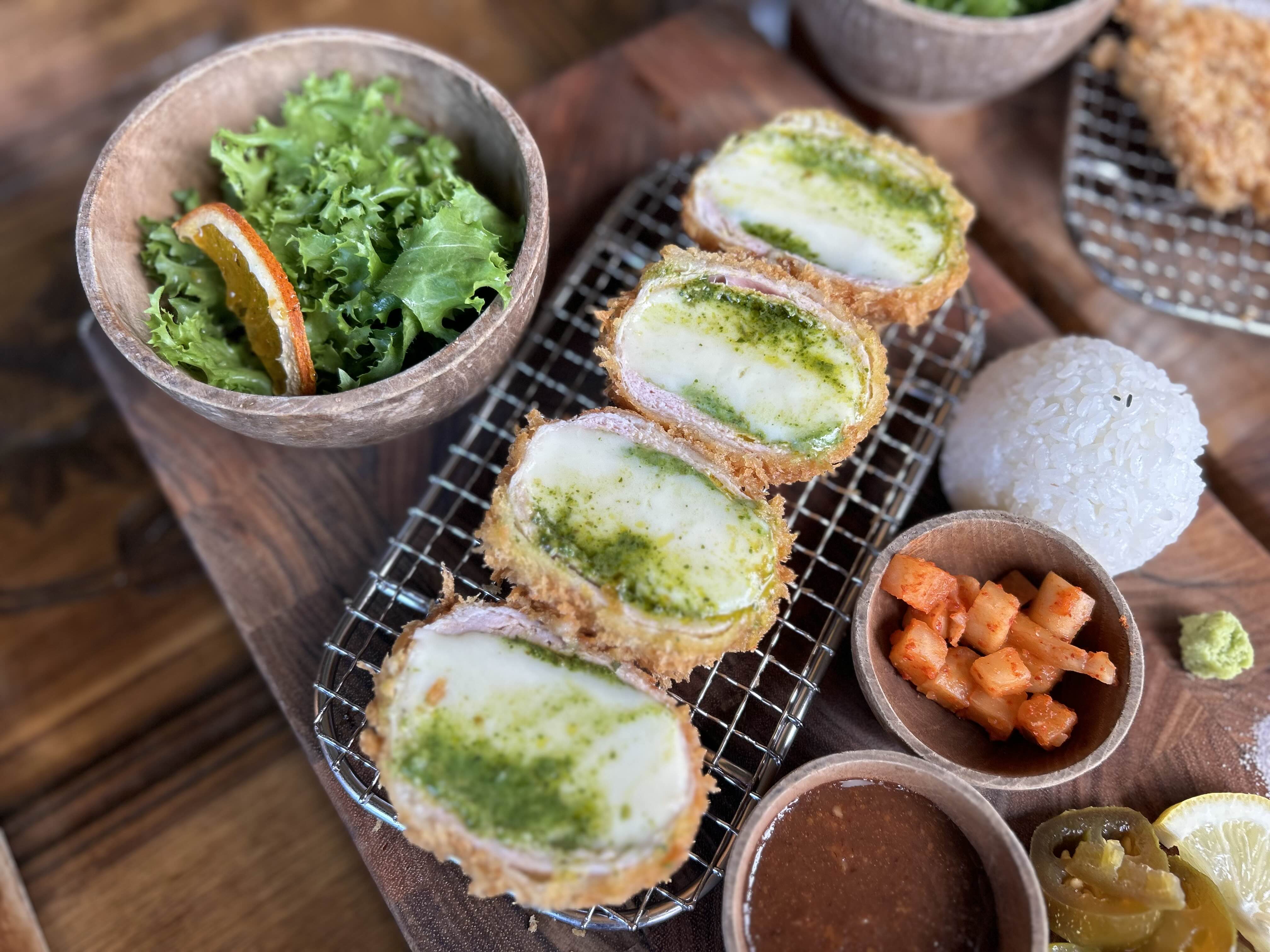 온오프 - 바질 치즈 돈까스