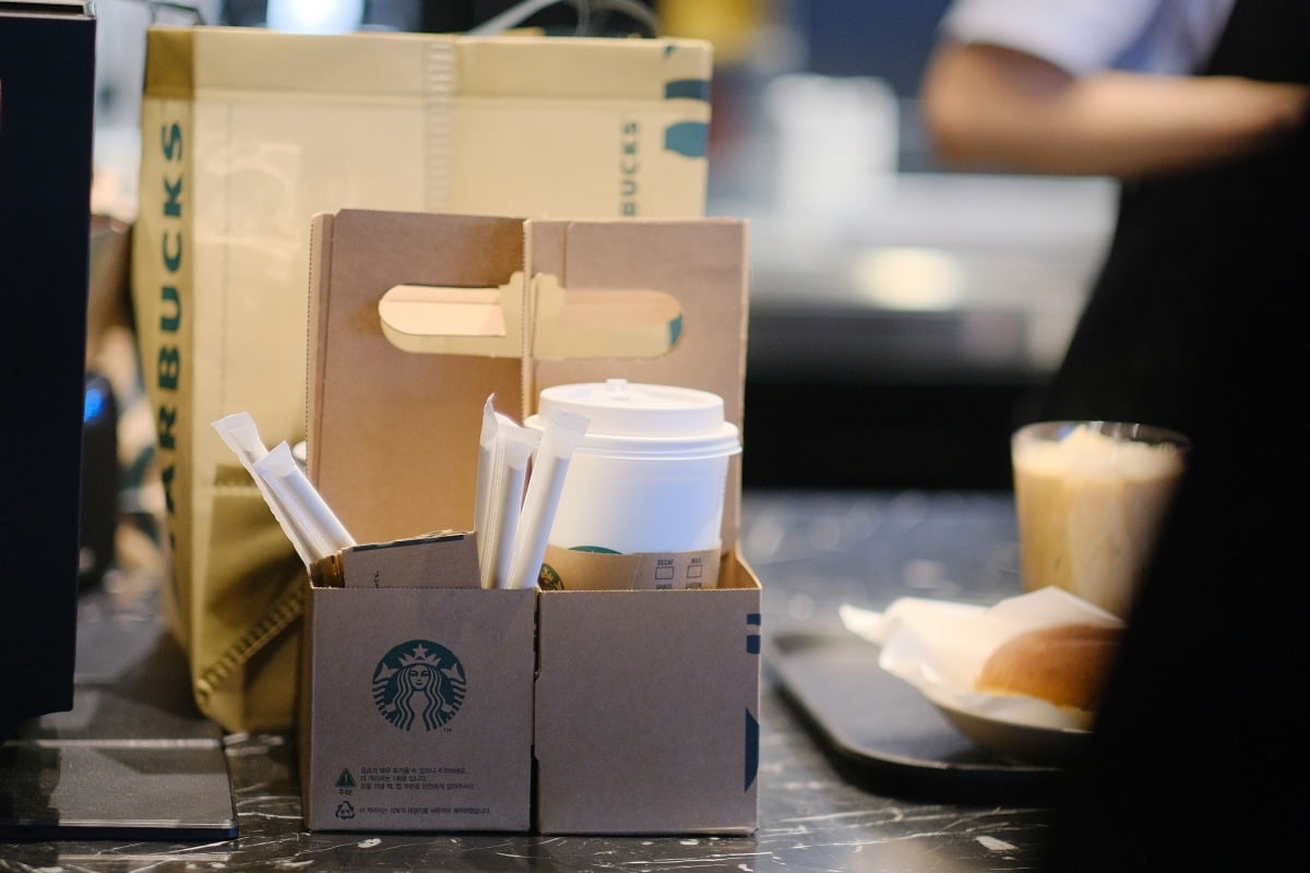 현재 스타벅스에서 라떼 한잔을 구매하려면 톨 사이즈 기준 5200원을 내야 한다.