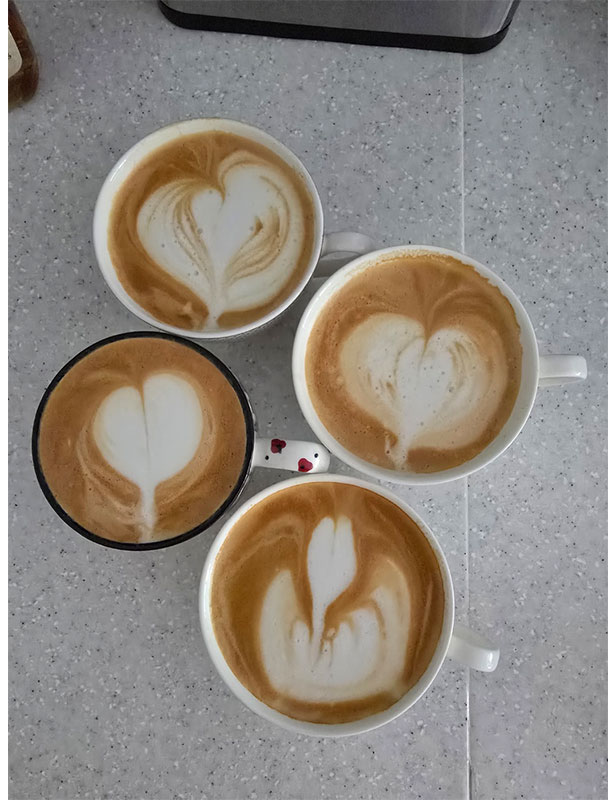 상단 컵 두 개는 무늬가 안정적, 하단 컵은 번짐이 있음.