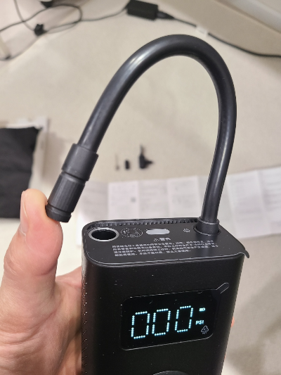 샤오미 타이어 공기압 충전기 전원 켜기