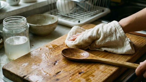 식초물로 나무 도마, 식기를 닦는 모습