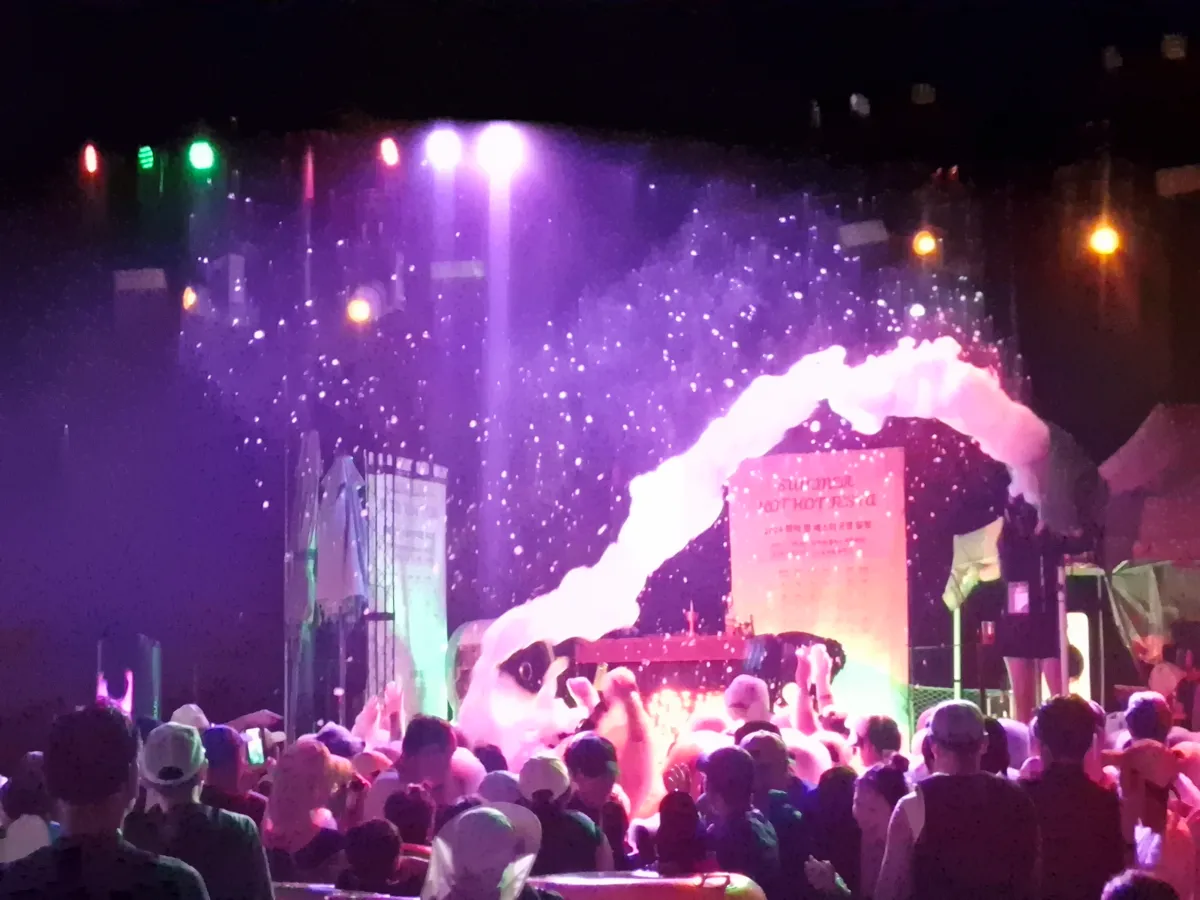 페스티벌-버블쇼-거품이-사람들을-향해-쏘아지고-있다