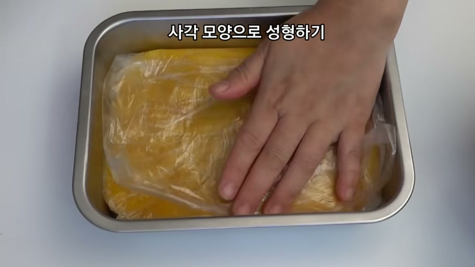 바트 위에서 사각 모양으로 성형하는 장면