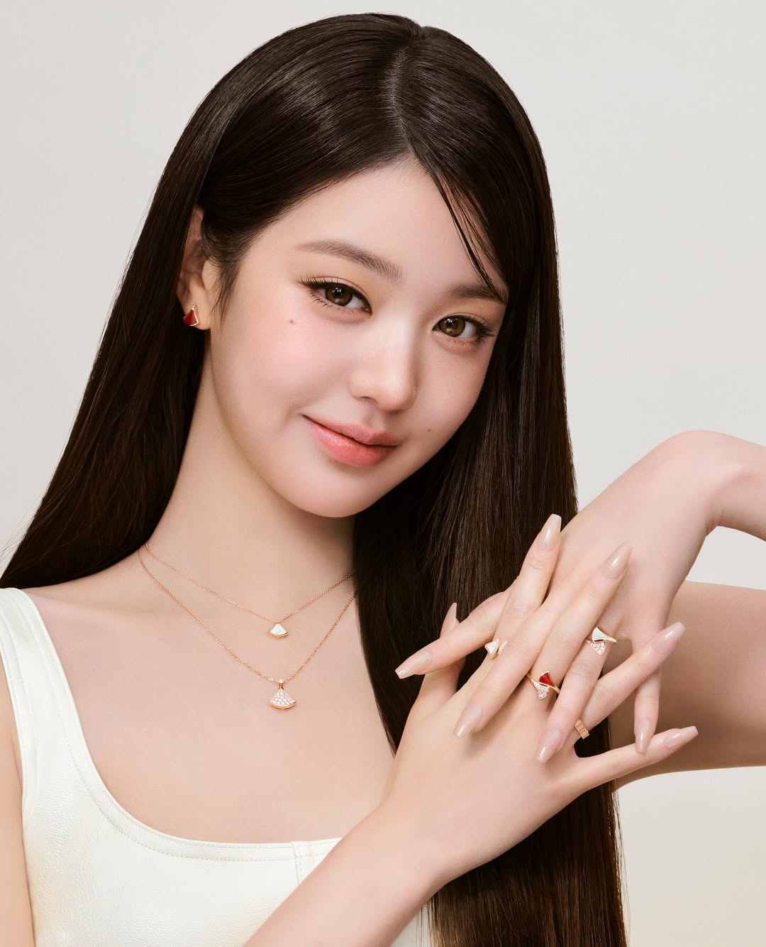 불가리 목걸이, 반지, 귀걸이를 착용하고 있는 아이브 장원영의 뷰티 화보