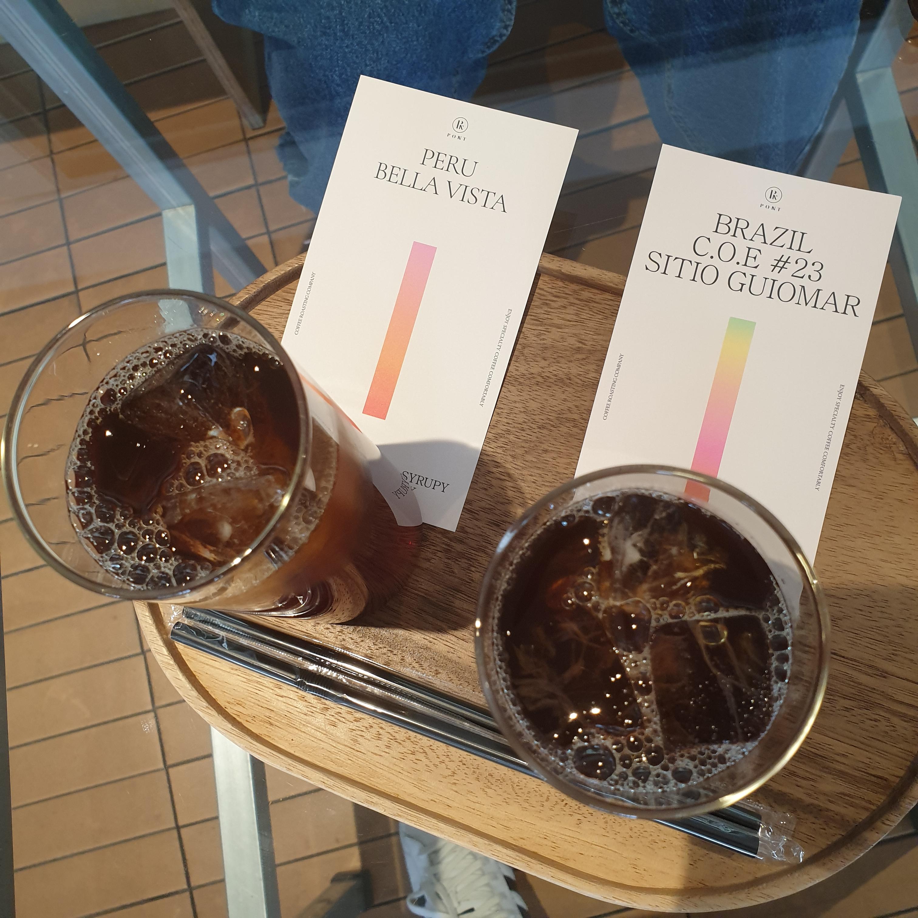 문래동 카페 폰트 문래점_주문한 커피 서빙 모습