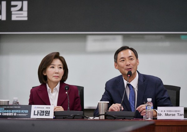 모스 탄 기고문 주요 내용