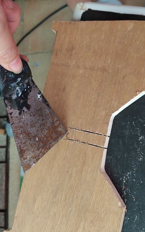 두합판을 끼울 가운데 홈을 만든 방법으로 긴면은 직소기로잘라내고 끌을이용하여 쪼개는 모습