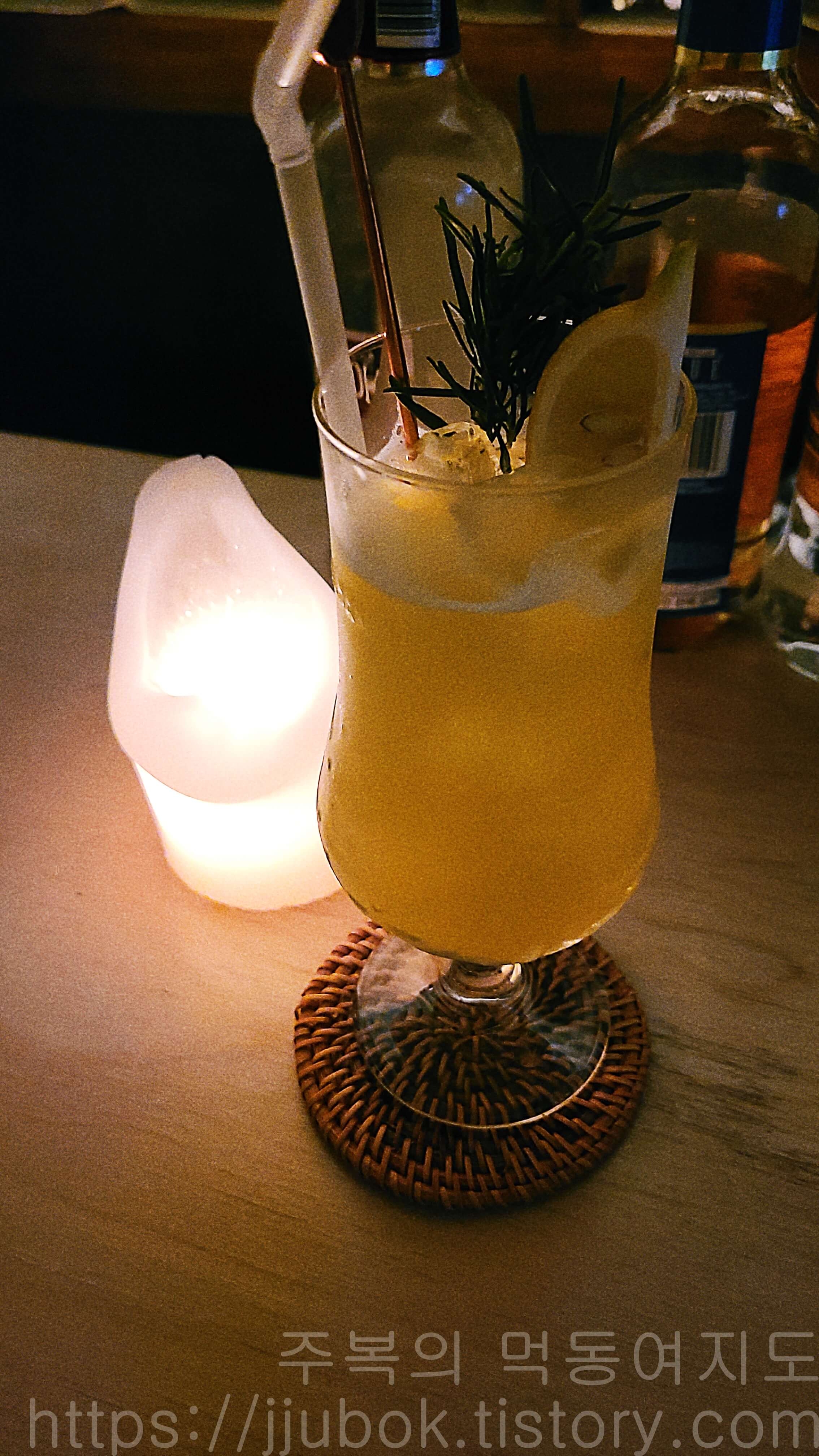 AX7-준-벅-June-Bug-비주얼-2