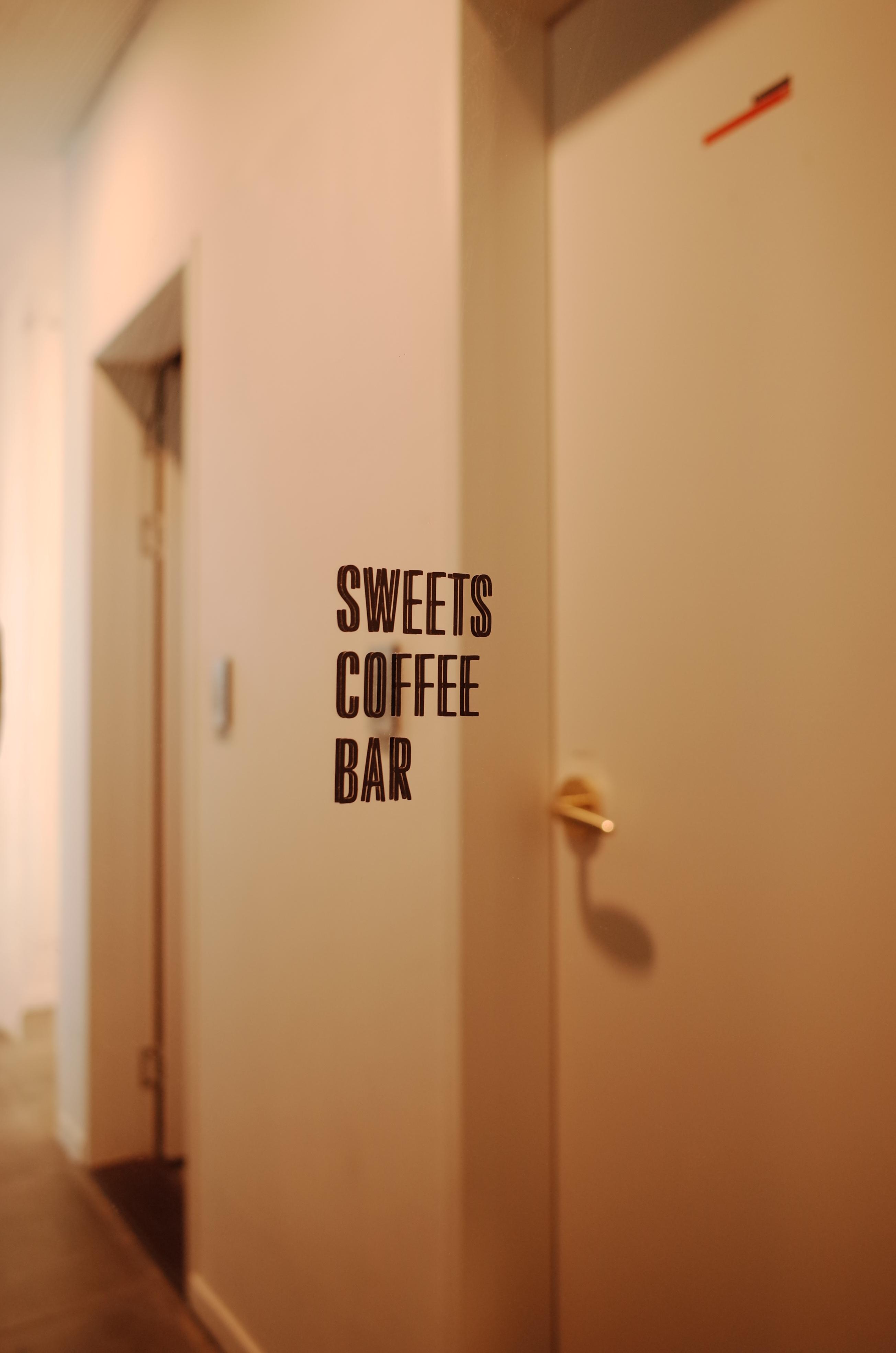 거울에_쓰여있는_스위츠커피바_영문