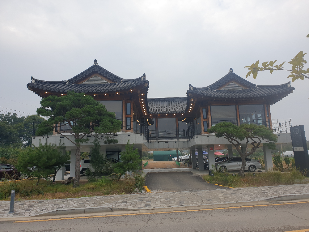 필로티 구조의 2층 한옥형 건물을 가진 카페. 1층은 주차장이다.