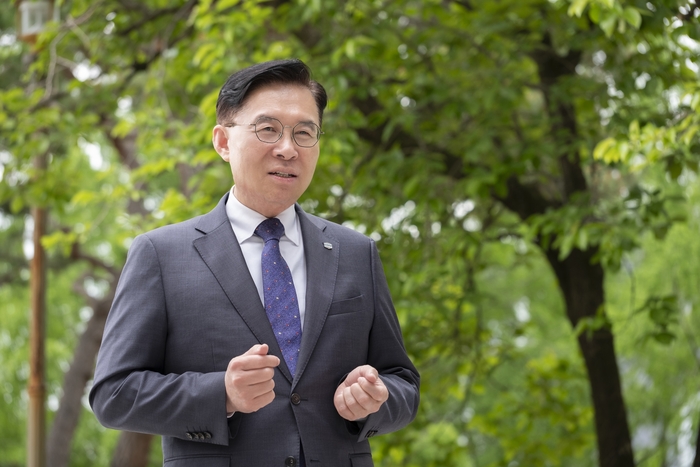 류석현 한국기계연구원 원장이 매경과 인터뷰하면서 중국 휴머노이드 공습에 대항할 방안에 대해 설명하고 있다. 이미 양국 간 기술격차가 1년 정도 벌어졌고, 한국에 남은 시간이 많지 않다는 것이 그의 생각이다.