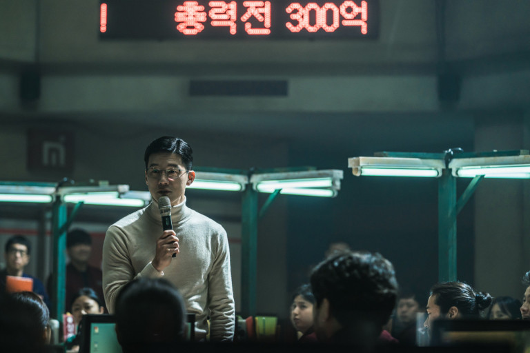 김무열이 마이크 들고 있는 모습