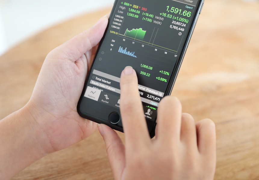 스마트폰으로 주식 거래 앱을 확인하는 모습, 온라인 주식 투자