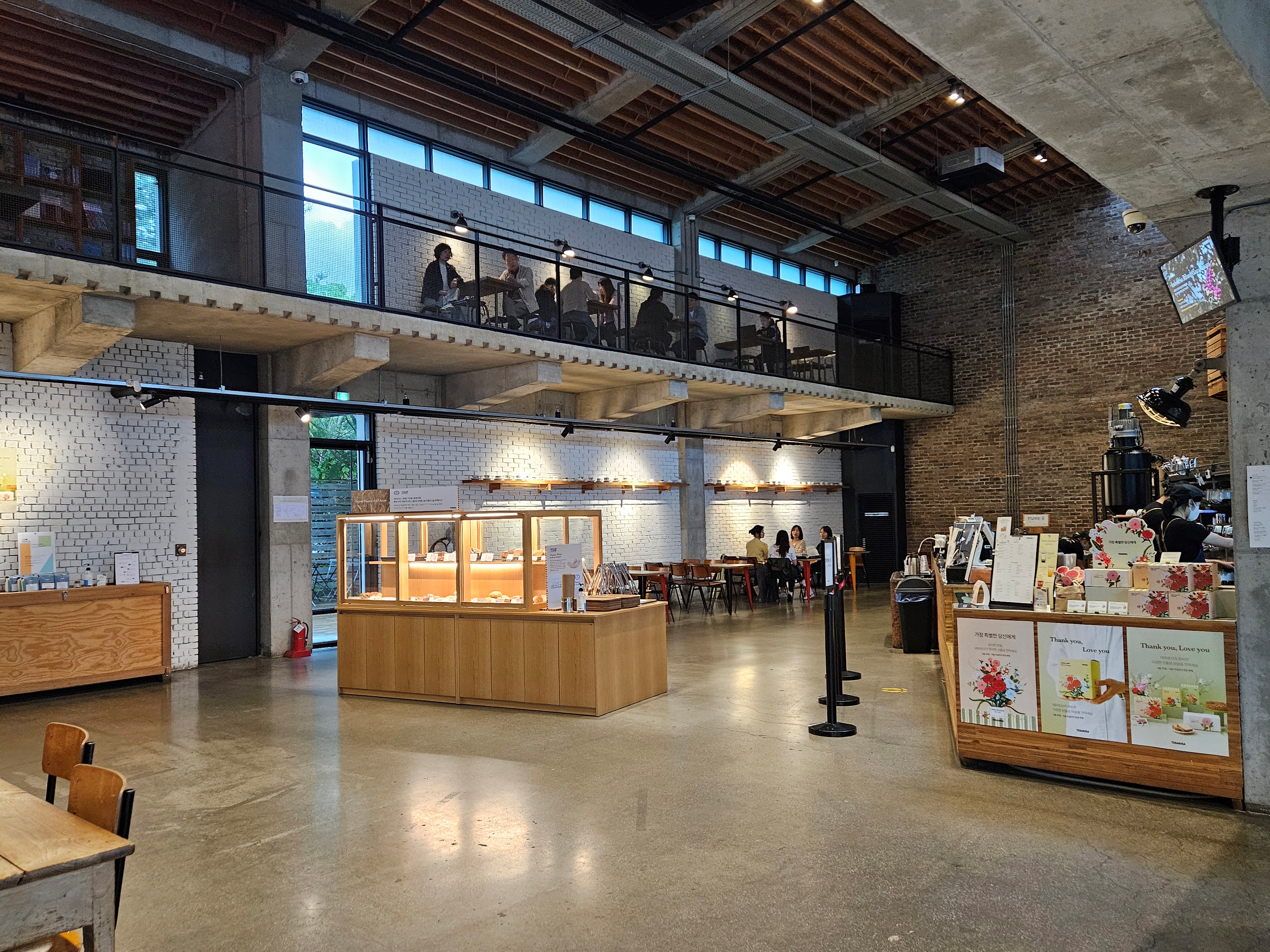 경기도양평-테라로사-서종점-실내-인테리어-테이블-의자-베이커리-진열대