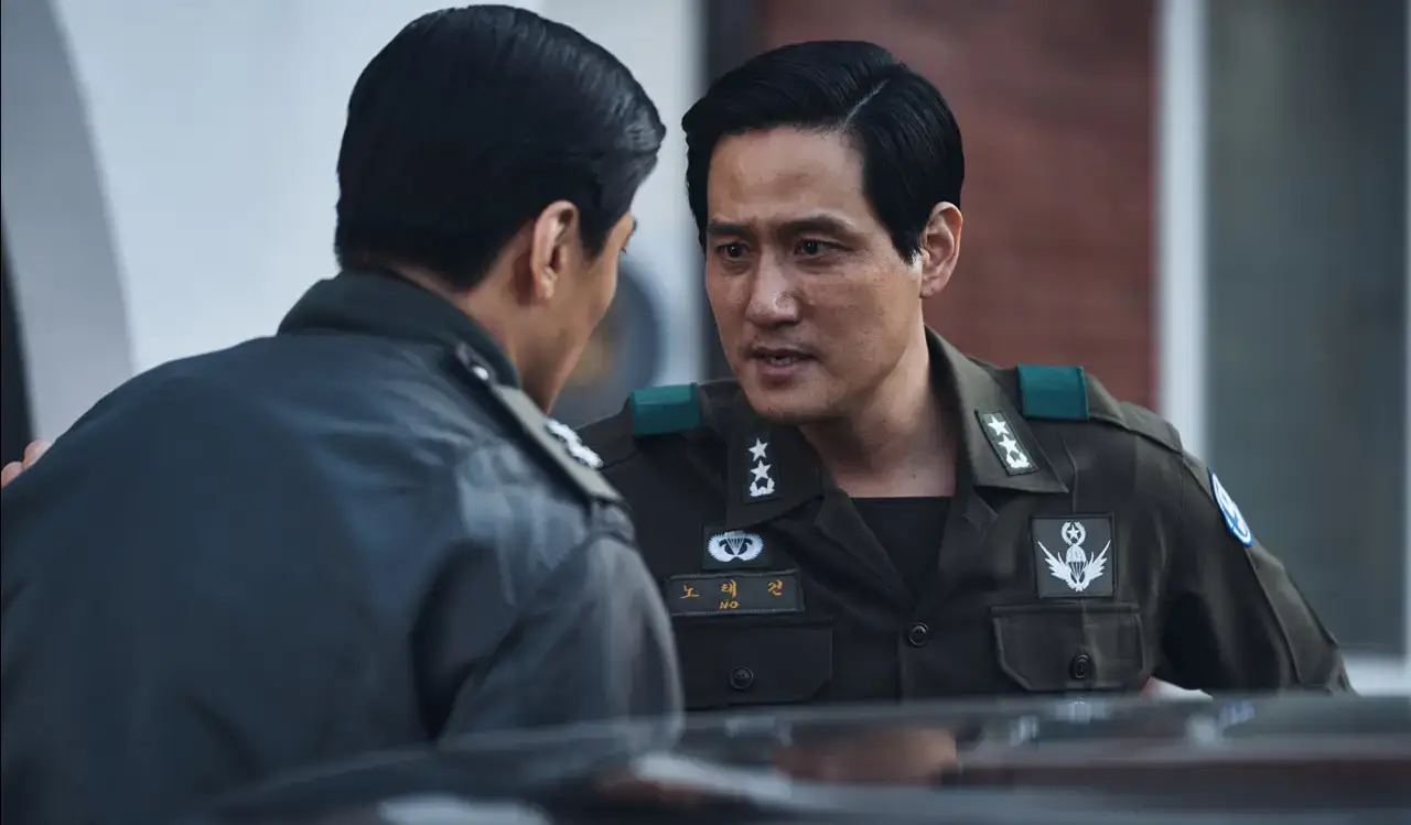 진지한 표정으로 상대 군인과 대화하는 노태건