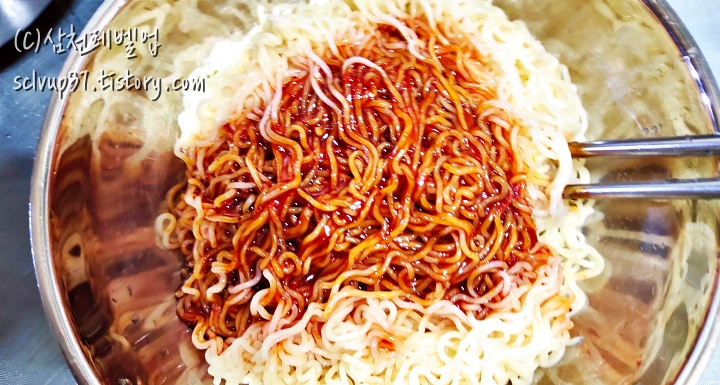 농심 배홍동 비빔면 조리 모습