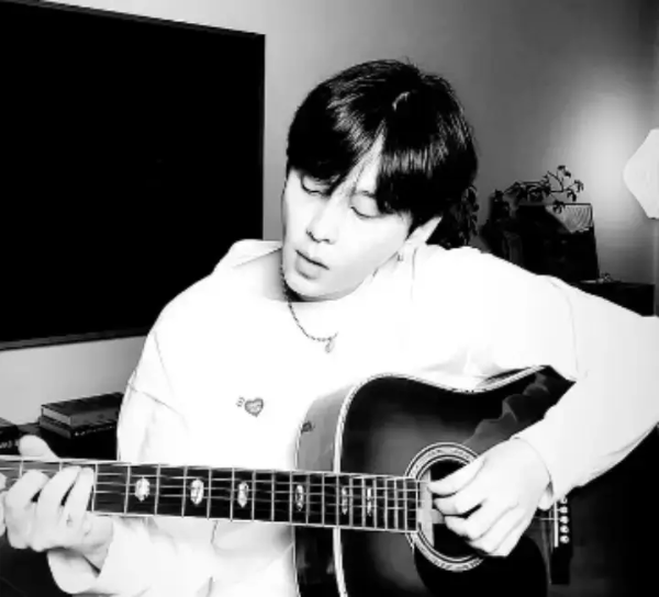 용준형-가타치는-모습-사진