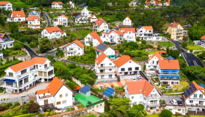 한 낮 독일마을 빨간지붕과 흰 벽돌로 이루어진 가옥 군락이 찍힌 이미지