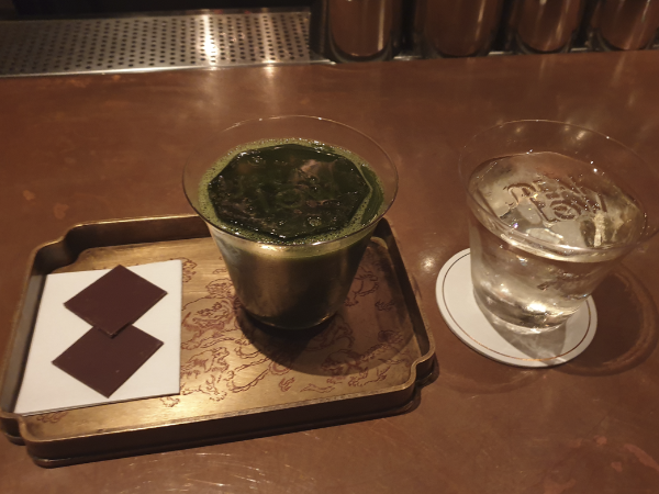 초코렛과 함께 나오는 말차가 들어간 스피크 로우와 투명한 Pepprey dog