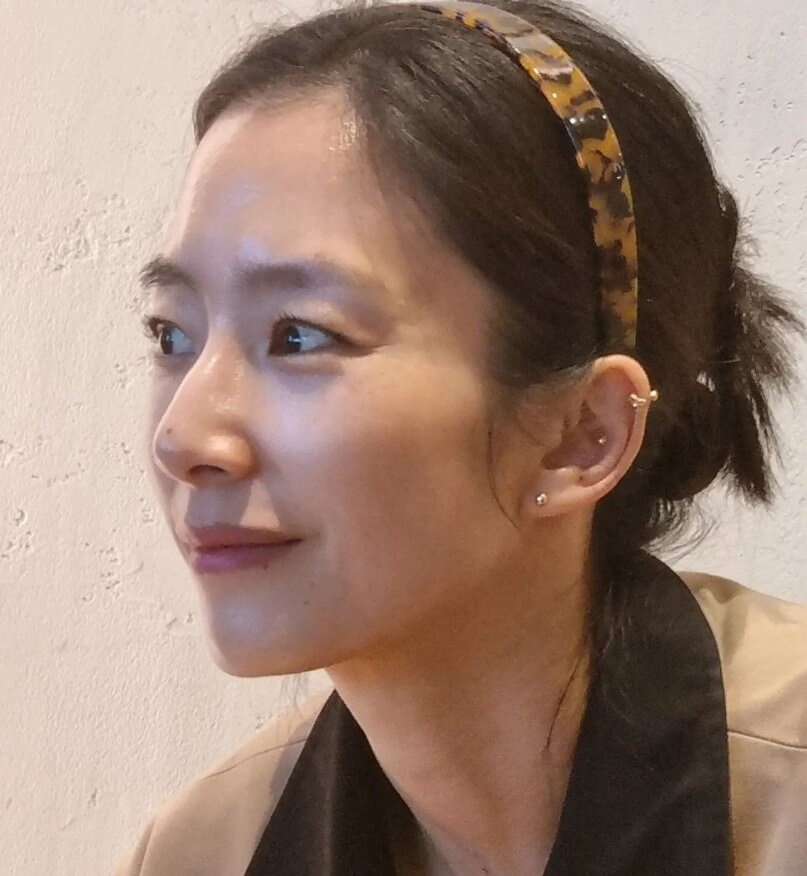 머리띠를착용한-머리묶은여성의모습