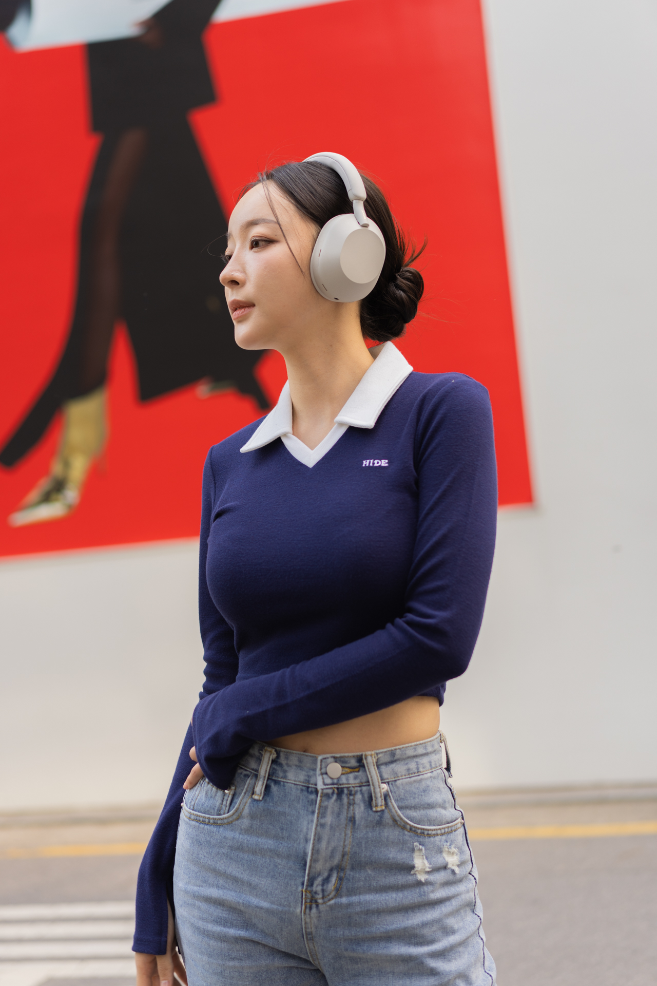 WH-1000XM5를 쓴 여성