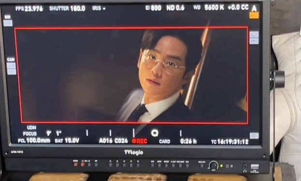 놀아주는 여자 권율 프로필 03