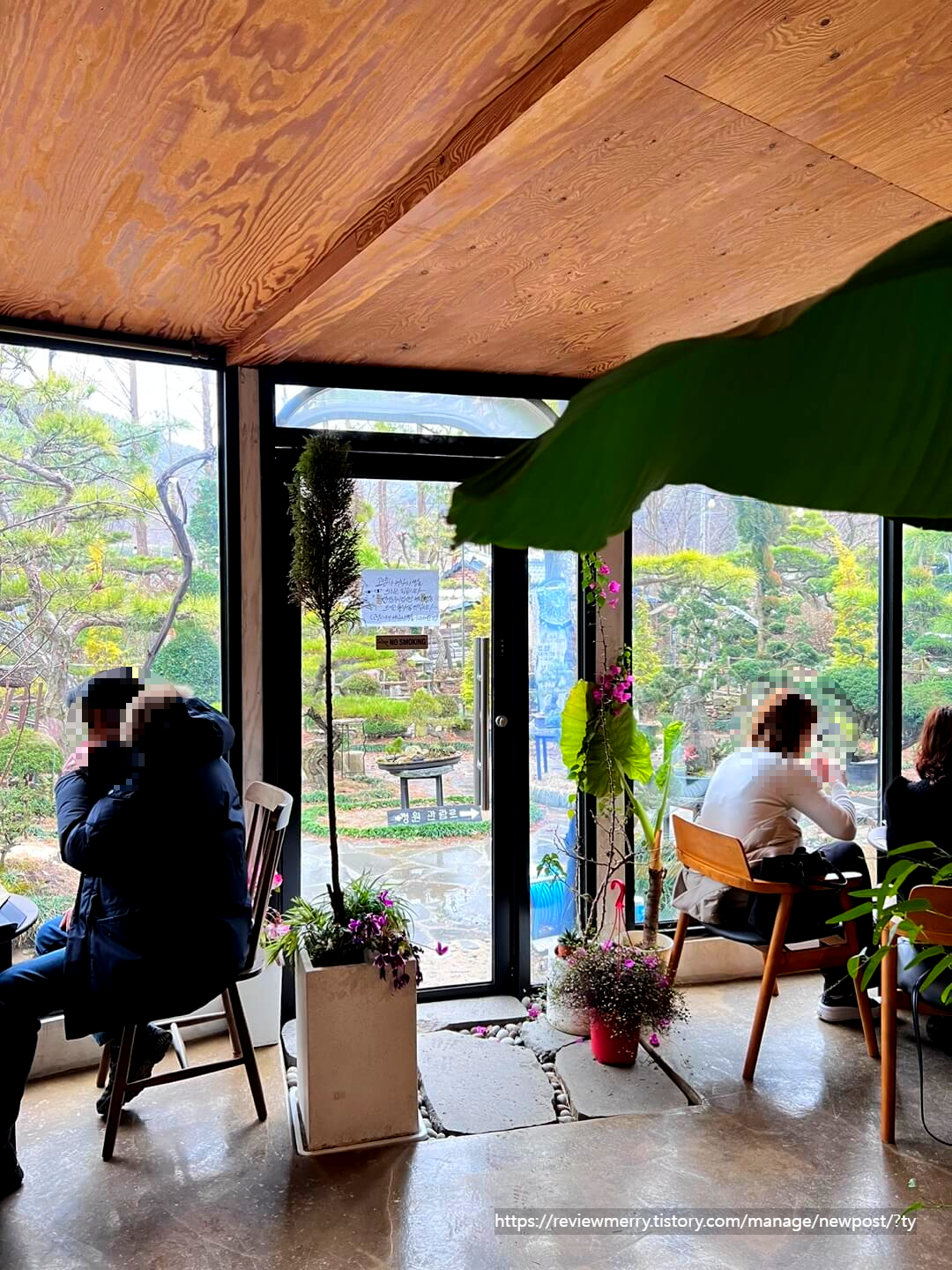 카페에서 정원 나가는 길