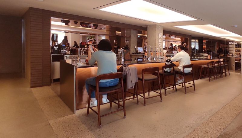 여러가지 커피 기계들이 있는 3층의 class room