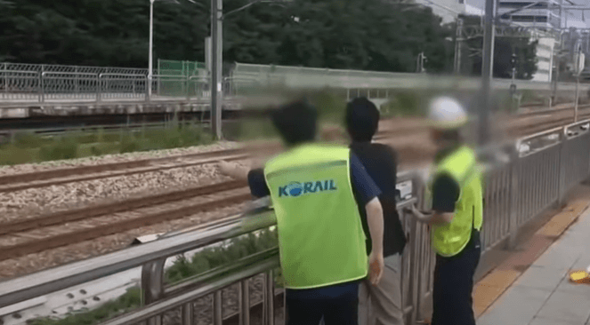 1호선 사고로 선로를 정비하는 직원