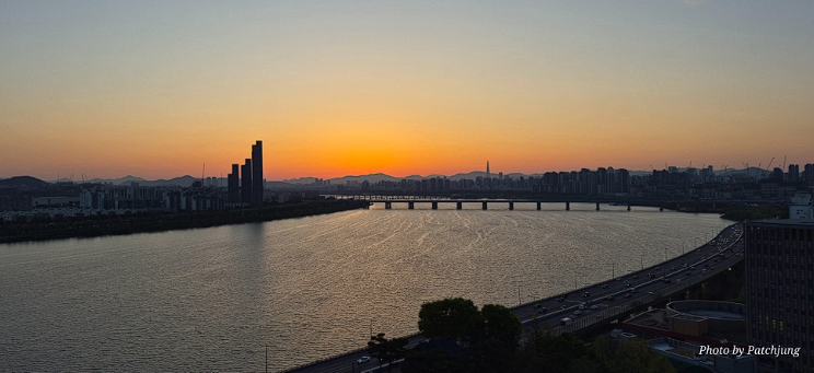 한강 일출 풍경과 롯데월드타워가 보이는 서울 아침 전경