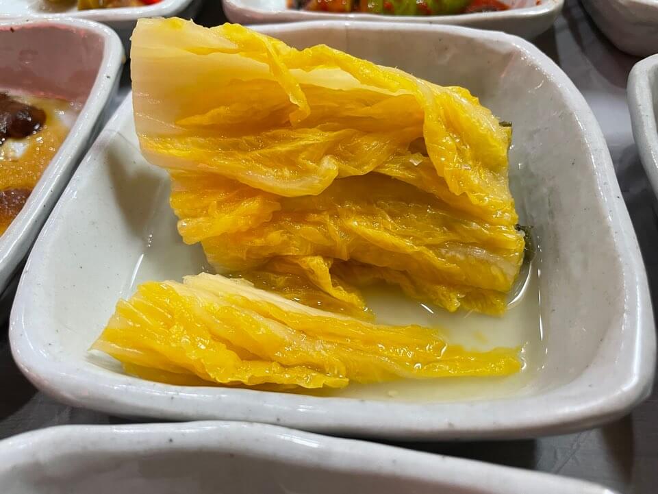 식당-길목-기본-반찬-백김치-모습
