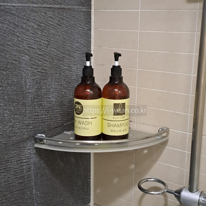샴푸와 바디워시가 놓여 있습니다.