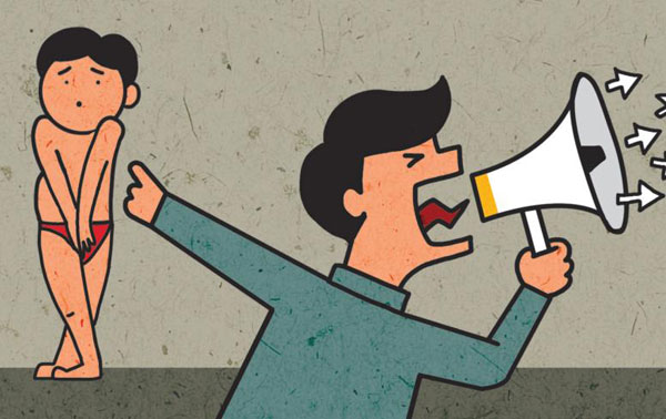 확성기로-명예훼손-하는-모습