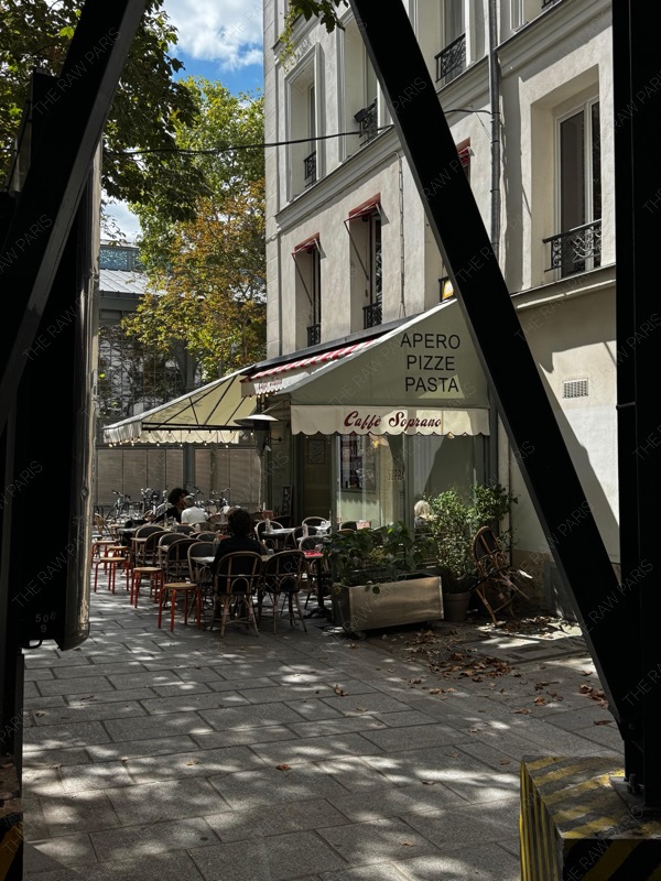 하늘과 나무, 그리고 이 건물들. 색감이 N년째 저를 미치게해요.