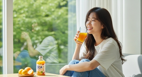 건강 주스를 마시는 모습 (연예인 이미지 아님&amp;#44; 한국인 여성 모델)