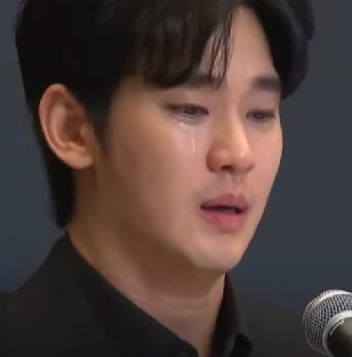 김수현 기자회견을 하고 있는 모습