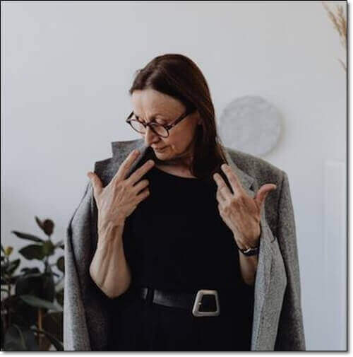 치매 증상이 있는 여성 노인