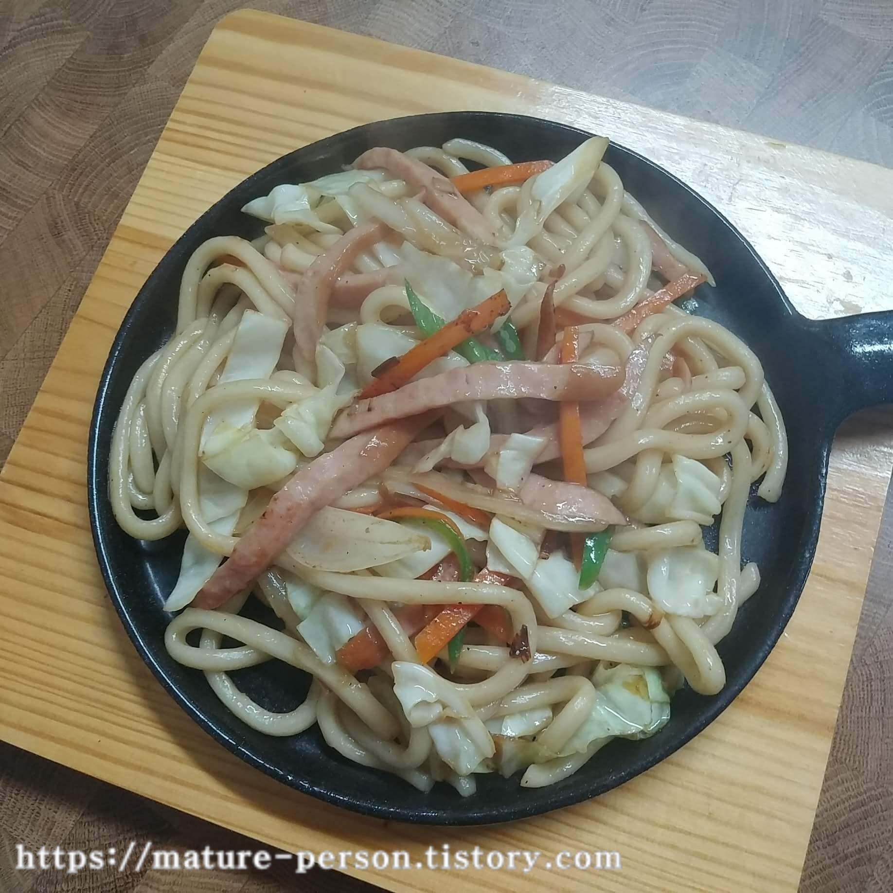 볶음우동 무쇠팬에 올리기