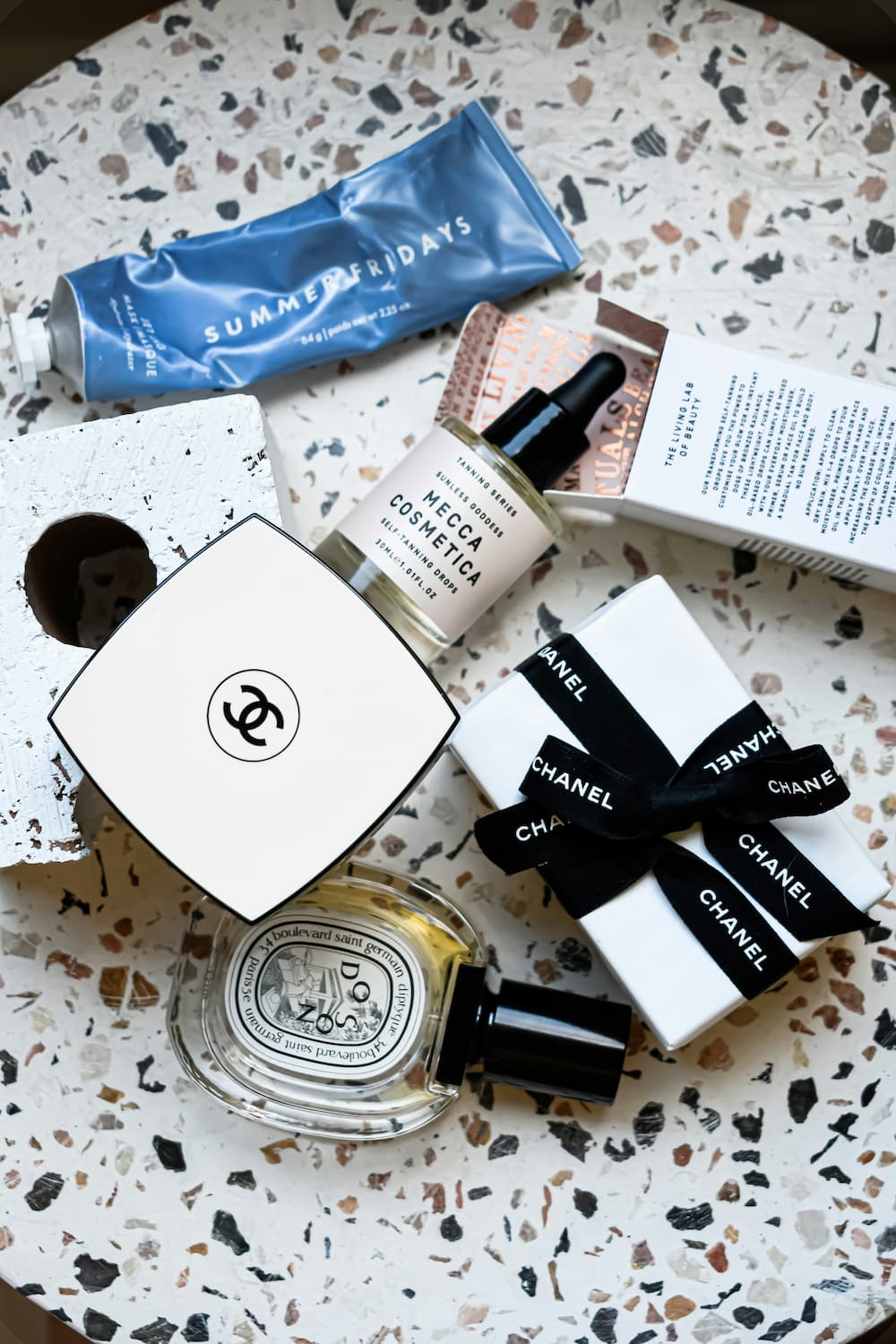 얼굴에 쿨링젤을 바르는 여성