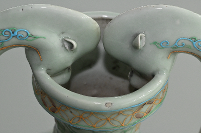 * **名称 Description:** 双龙耳沥粉龙纹盘口尊
* **年代 Period:** 元 代 (원대)
* **质地 Quality:** 陶 瓷 (도자)
* **尺寸 Size:** 高: 58cm 底足: 17.3cm