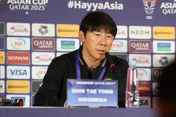 기자회견하는-신태용감독