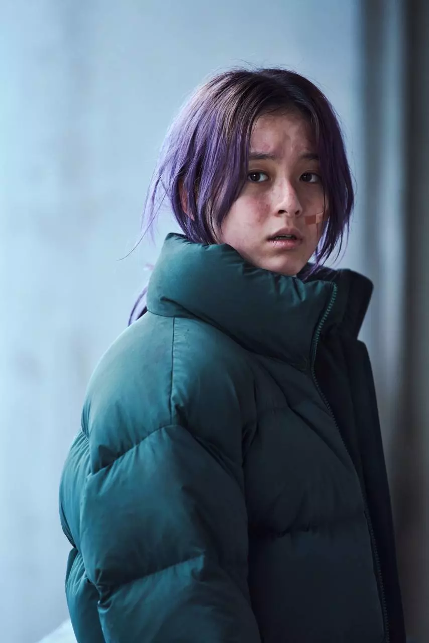 영화 콘크리트 유토피아 보라색 머리의 아름다운 여자