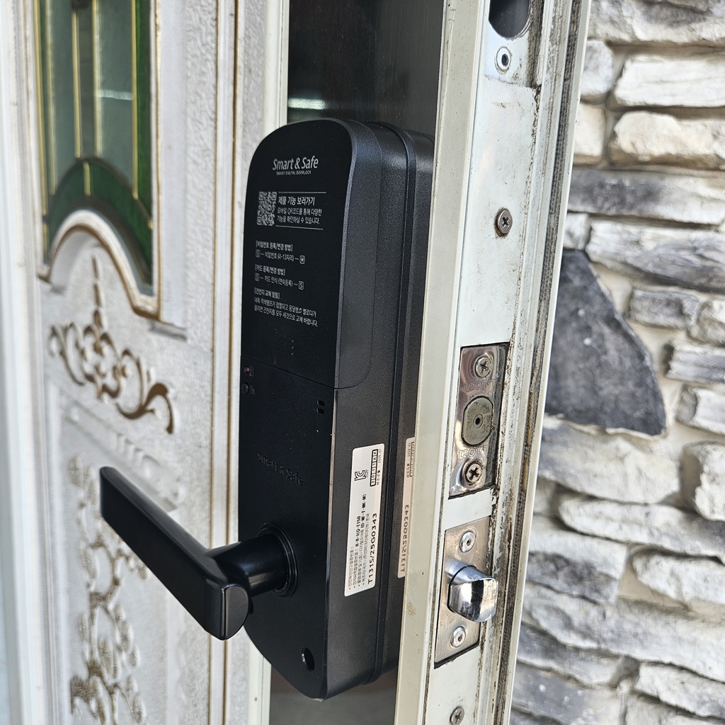 김해 대동 초정리 주택 현관 유럽형 아트도어 패션문 손잡이 일체형 무 타공 주키 전자 번호 도어락 디지털 자동 오토락 설치