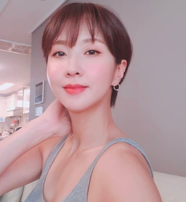 민소매 차림의 손문선 셀프 카메라 희미한 미소
