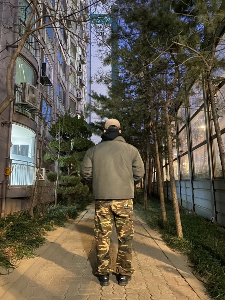 데일리룩(오뭘입)보세 털모자, 유니폼브릿지 숏파카패딩 ,무탠다드 후드티, 위캔더스 WKNDRS 카모카고, 아식스조그100, 남자데일리룩, 남자데일리코디, 남자데일리패션, ootd