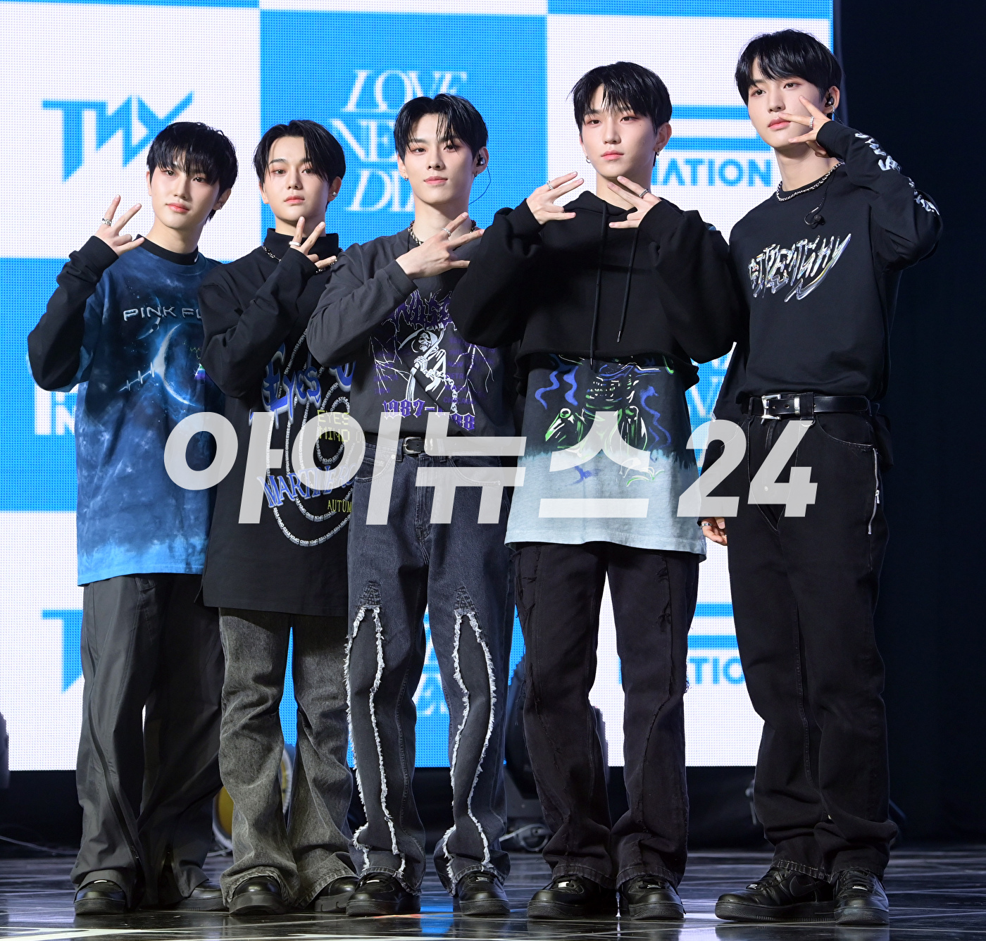 그룹 티엔엑스(TNX)가 15일 오후 서울 용산구 블루스퀘어에서 열린 TNX의 두 번째 미니앨범 &#39;러브 네버 다이즈(Love Never Dies)&#39; 쇼케이스에서 포토타임을 갖고 있다.