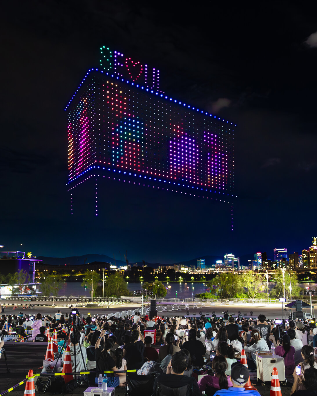 한강 드론라이트쇼 &lsquo;케이팝데몬헌터스 in Seoul&rsquo; 11월 15일 앵콜! &amp;#39;케데헌 드론쇼&amp;#39; 여의도 하늘을 밝히다