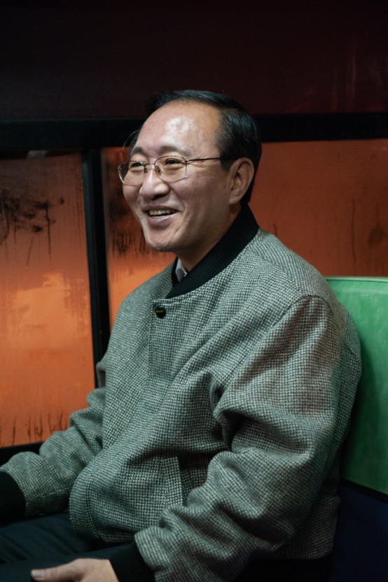 버스 좌석에 앉아 있는 노회찬님의 모습