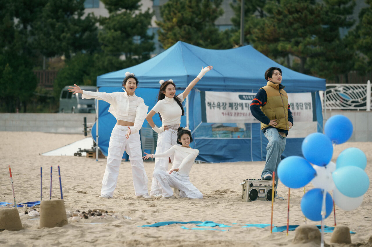 세리의 친구들이 세리의 고백을 돕기 위해 SES 분장을 하고 기다리는 모습